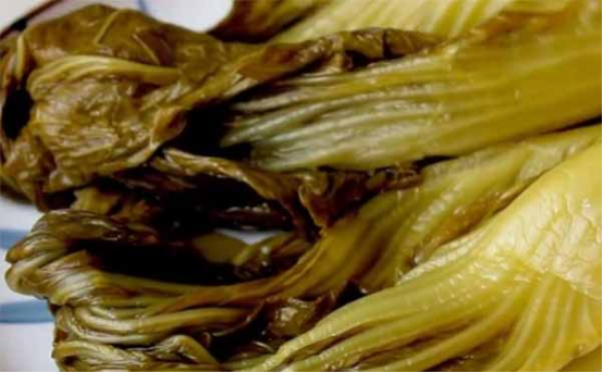 插旗菜業(yè)出口酸菜用食品X光機檢查，卻把腳踩的供給國內